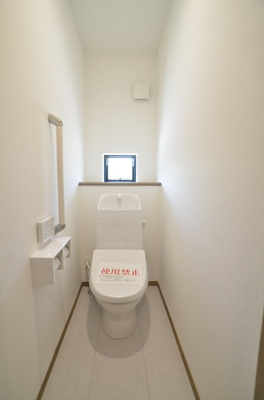 【トイレ】 | 座間市栗原中央1丁目　新築戸建て　全2棟【仲介手数料無料】 | 1階