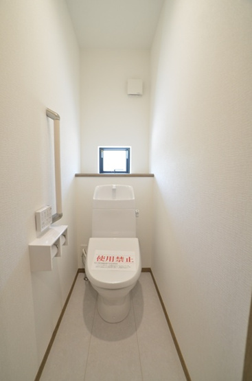 【トイレ】 | 座間市栗原中央1丁目　新築戸建て　全2棟【仲介手数料無料】 | 1階