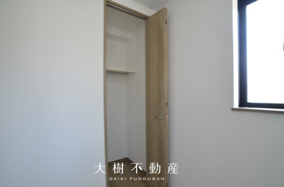 【洋室】 | 座間市栗原中央1丁目　新築戸建て　全2棟【仲介手数料無料】 | 2階　洋室3（4.5帖）クローゼット