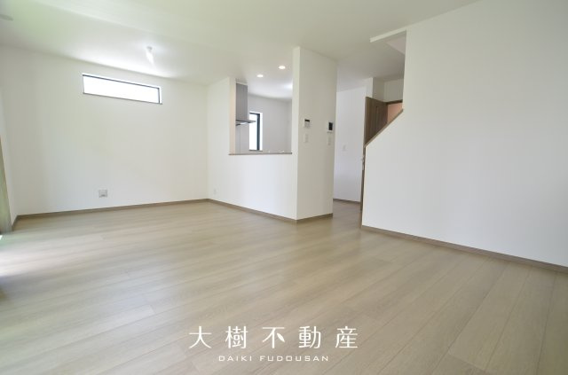【居間・リビング】 | 座間市栗原中央1丁目　新築戸建て　全2棟【仲介手数料無料】 | 宅地建物取引士による不動産のご説明・現地のご案内、住宅金融普及協会住宅ローンアドバイザーが住宅ローンのアドバイスから融資実行までのお手伝いをしっかりサポートします♪
