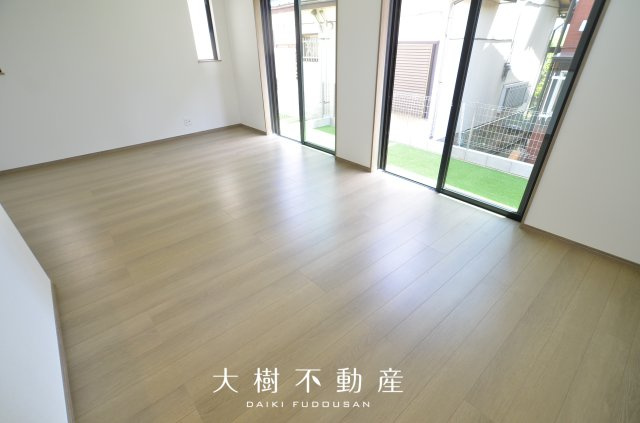 【居間・リビング】 | 座間市栗原中央1丁目　新築戸建て　全2棟【仲介手数料無料】