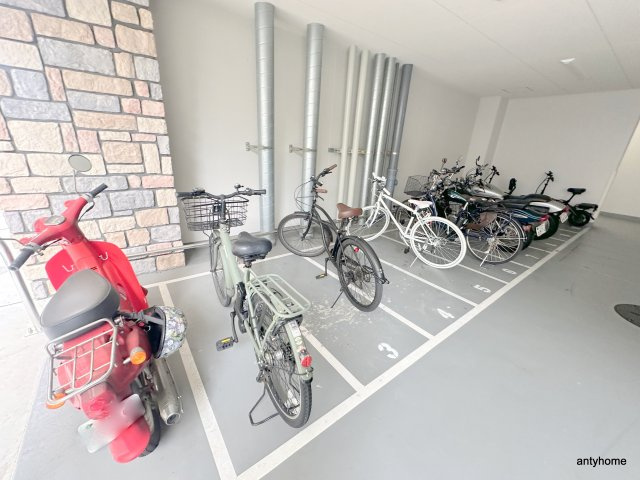 プレジオ難波　仲介手数料無料の駐車場