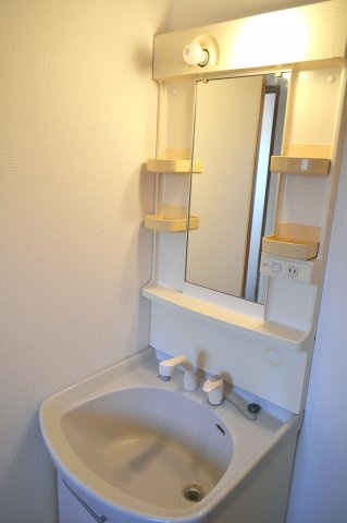 レジェン笠原弐番館の独立洗面台|朝の支度にも助かる、独立の洗髪洗面化粧台
