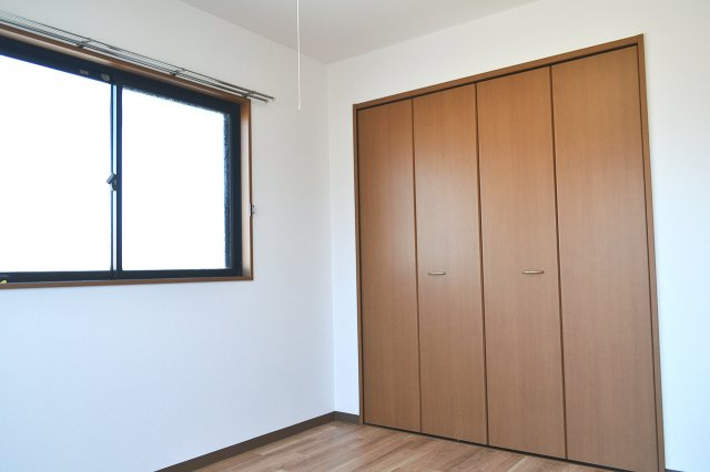 レジェン笠原弐番館の洋室|腰窓があり日当たり良好です