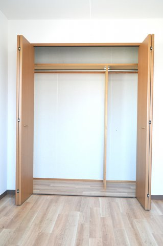 レジェン笠原弐番館の収納|折れ戸は左右に移動できます