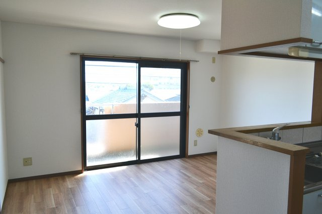 レジェン笠原弐番館の居間・リビング|LDKで12畳の広々とした空間。窓も広く日当たり良好です