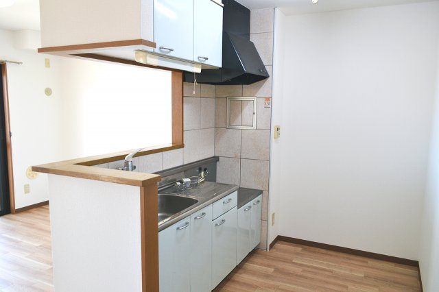 レジェン笠原弐番館のキッチン|カウンター式キッチンです