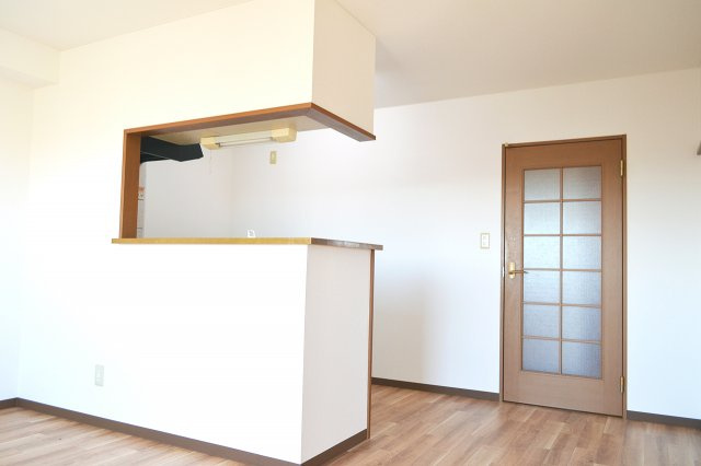 レジェン笠原弐番館の居間・リビング|こちらの居間で趣味の時間をお楽しみください