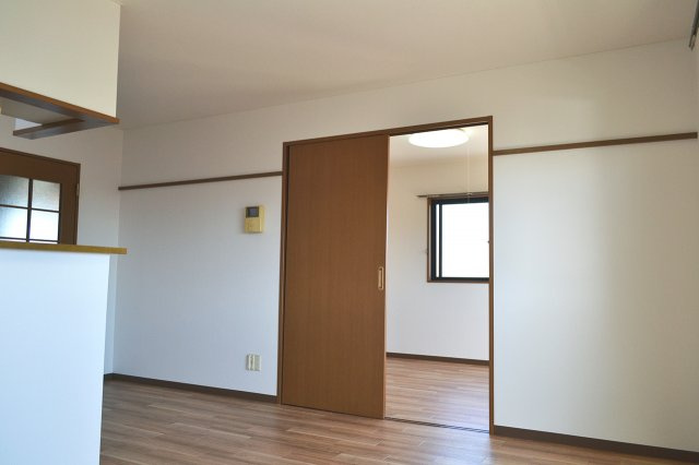 レジェン笠原弐番館の居間・リビング|隣の洋室への引き戸です