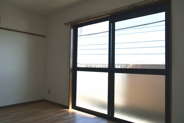 レジェン笠原弐番館の洋室|リビングに隣接する7畳の洋室です