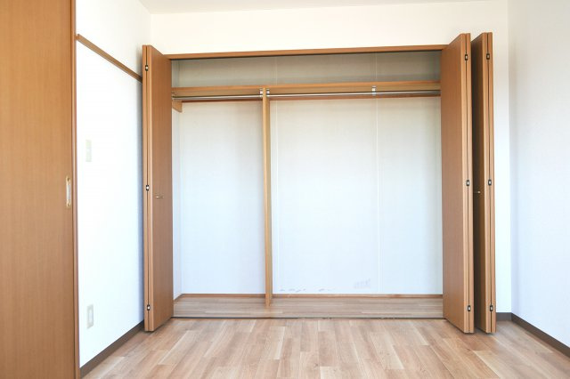 レジェン笠原弐番館の収納|こちらも折れ戸を左右に移動できます