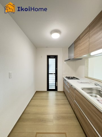 神戸市西区糀台３丁目　B号棟　新築戸建のキッチン|◆同社施工例◆キッチンと同色のカップボードの設置依頼を承ることが多いです。お気軽にご相談下さいませ