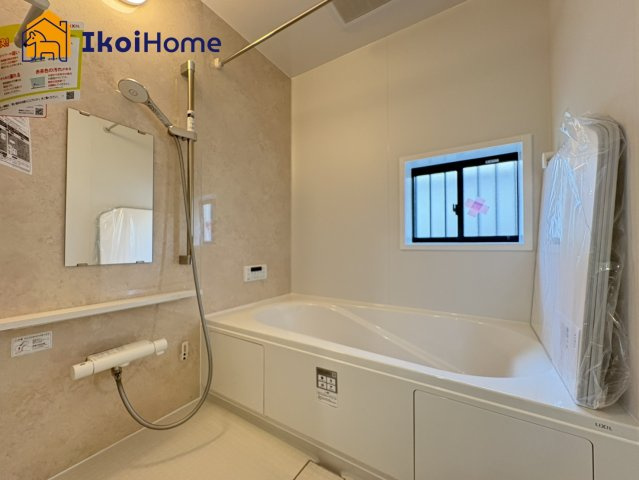 神戸市西区糀台３丁目　B号棟　新築戸建の浴室|◆同社施工例◆足を伸ばしてご入浴いただけるゆったりとした浴槽です。ベンチタイプで半身浴も可能です。