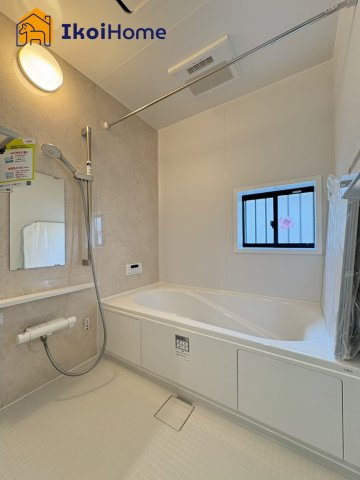 神戸市西区糀台３丁目　B号棟　新築戸建の浴室|◆同社施工例◆小窓があり換気良好の浴室です。清潔な空間を保てます。