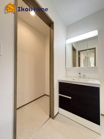 神戸市西区糀台３丁目　B号棟　新築戸建の洗面所|◆同社施工例◆洗面台はお化粧をする時にも便利な３面鏡＆お掃除の際にも便利なハンドシャワータイプです。