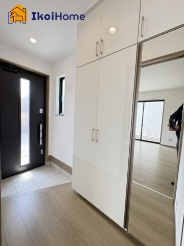 神戸市西区糀台３丁目　B号棟　新築戸建の玄関|◆同社施工例◆玄関には靴をたくさん収納できるシューズボックスを完備しております！