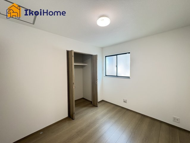 神戸市西区糀台３丁目　B号棟　新築戸建の寝室|◆同社施工例◆バルコニーに面した明るいお部屋です♪クローゼットも完備しております！