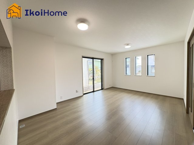 神戸市西区糀台３丁目　B号棟　新築戸建の居間・リビング|◆同社施工例◆リビングは長方形で家具を配置しやすい間取りとなっております。