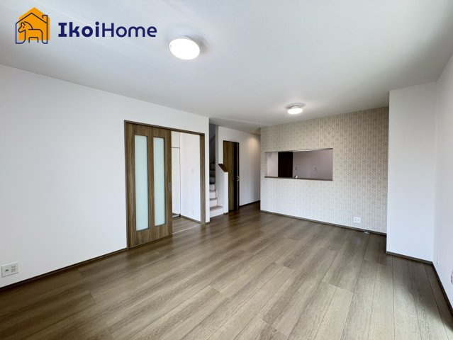 神戸市西区糀台３丁目　B号棟　新築戸建の居間・リビング|◆同社施工例◆広々としたLDKは開放感があり、大型家具を設置しても圧迫感がありません。