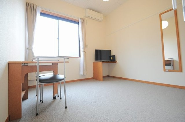 レオパレスＯｂｕＲｙｕｓｅｉの居間・リビング|ゆったりとしたリビングです