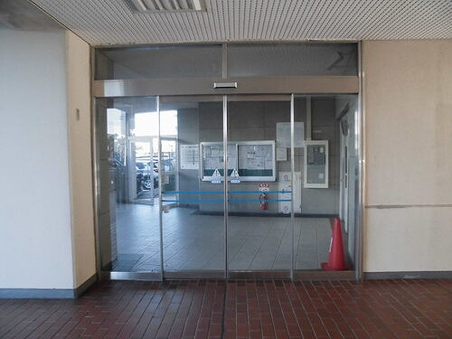 ポートアイランド住宅四六号棟のエントランス|エントランス　※2025年11月撮影の写真