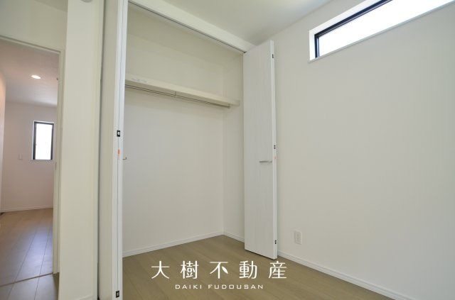 【洋室】 | 座間市栗原中央1丁目　新築戸建て　全2棟【仲介手数料無料】 | 1階　洋室1（5.25帖）クローゼット