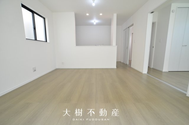 【居間・リビング】 | 座間市栗原中央1丁目　新築戸建て　全2棟【仲介手数料無料】 | □■当社なら諸費用を最大限削減できます■□