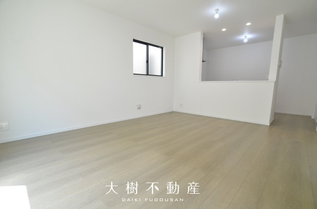 【居間・リビング】 | 座間市栗原中央1丁目　新築戸建て　全2棟【仲介手数料無料】 | 宅地建物取引士による不動産のご説明・現地のご案内、住宅金融普及協会住宅ローンアドバイザーが住宅ローンのアドバイスから融資実行までのお手伝いをしっかりサポートします♪