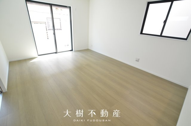 【居間・リビング】 | 座間市栗原中央1丁目　新築戸建て　全2棟【仲介手数料無料】