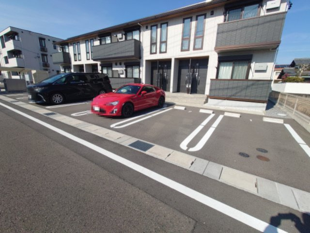 D-ROOM茜部中島　B棟の駐車場