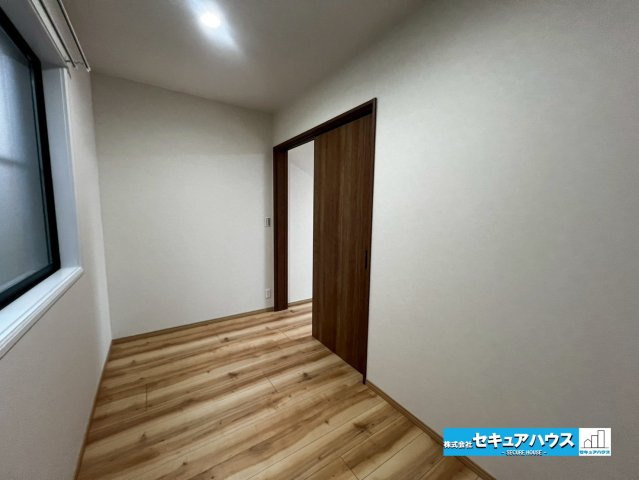 【中古戸建】日進市香久山5丁目の収納|【納戸】
◆キャリーバッグやゴルフバッグ等大きなお荷物を沢山収納できます！また、収納ケースやタンスもそのまま入れることが出来るためお引越し前に使用していたものも続けて利用できるのも嬉しいポイントです。
