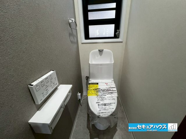 【中古戸建】日進市香久山5丁目のトイレ|【高機能トイレ】
◆高機能トイレの多くは便器のフタの開閉が自動であり、使用後に手動で水を流す面倒もなく非常に便利です。スタイリッシュな見た目で、お掃除しやすく、節水効果が高いです。　　　　　　　　　　
