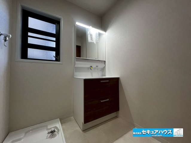 【中古戸建】日進市香久山5丁目の独立洗面台|【洗面台】
◆鏡の裏にはたっぷりと収納スペースを標準装備！
◆電源を付属しているのでドライヤーなど利用できます。
◆引き出し付きの為メイク用品や、ドライヤーなども収納可能です。　　　　　　　　　　　　