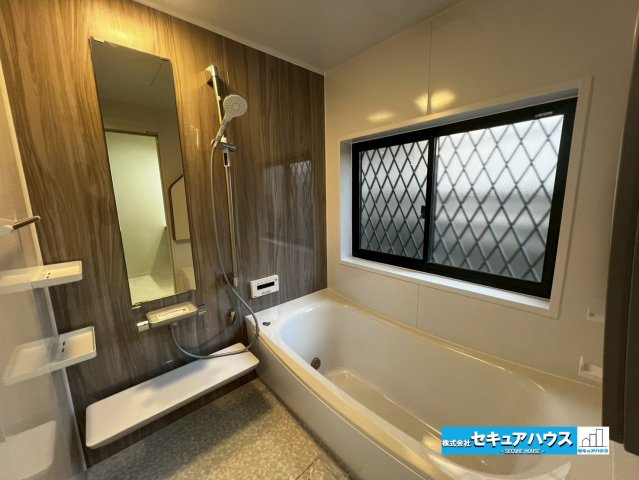 【中古戸建】日進市香久山5丁目の浴室|【浴室】
◆アクセントパネルで落ち着きのある雰囲気を演出します。毎日の疲れを癒やすバスタイムをお楽しみ下さい！
◆窓付きで、カビの繁殖を抑える効果があります。
◆追い炊き機能付きのオートバスです。　　