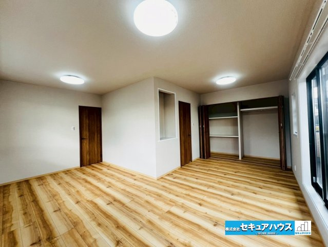 【中古戸建】日進市香久山5丁目の洋室|【洋室13.5帖】
◆広々とした居住空間は日々の暮らしを彩り、心のやすらぎと満足感を与えてくれます。通風と採光を考慮した設計は子供たちはのびのび育ち、家族でくつろぎと団らんを生み出します。　　　　　　