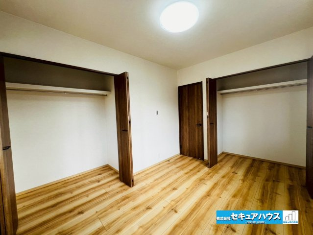 【中古戸建】日進市香久山5丁目の洋室|【洋室6帖】
◆家族一人ひとりの大切なプライベート空間。趣味に合わせて使って頂けるようシンプルに仕上げてあります。暮らし心地を大きく左右する収納を、適材適所に配置し使い勝手を考慮しました。　　　　　　