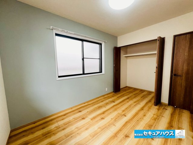 【中古戸建】日進市香久山5丁目の洋室|【洋室6帖】
◆お子様のお部屋や主寝室、来客時の宿泊室、趣味のお部屋としてもご利用いただけます♪
◆アクセントクロスによりお洒落な空間に仕上がっています。
◆カーテンレール付きです♪　　　　　　　　　