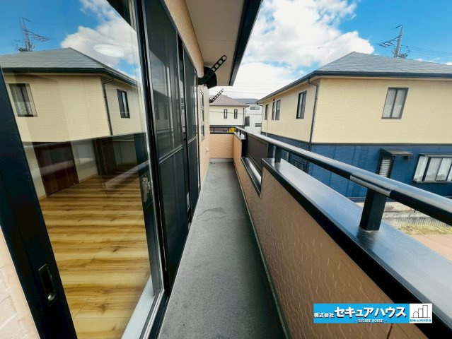 【中古戸建】日進市香久山5丁目のバルコニー|【バルコニー】
◆見晴らしもよく、太陽の温かな温もりをめいっぱい受け止めてくれます。太陽の光と爽やかな風を受けたお洗濯物はあっという間に乾き、取りこむ時には太陽の匂いを感じられそうですね。　　　　　　