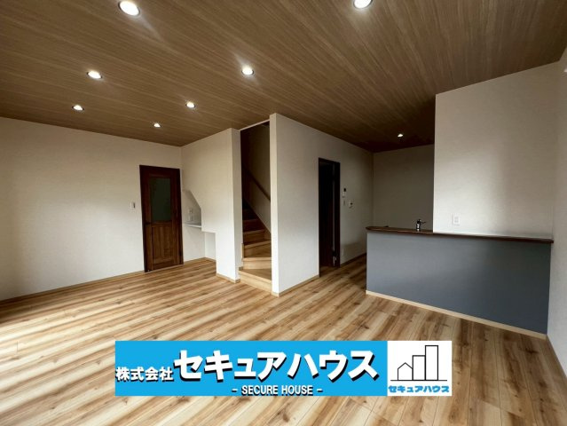 【中古戸建】日進市香久山5丁目の居間・リビング|【2024年9月リノベーション工事完了】
◆全居室洋室に変更
◆倉庫、車庫付き
◆洗濯水栓、トイレ2台変更、ダウンライト新設等
詳しくは弊社スタッフまでお問合せ下さい♪
本日ご案内可能♪365日営業中