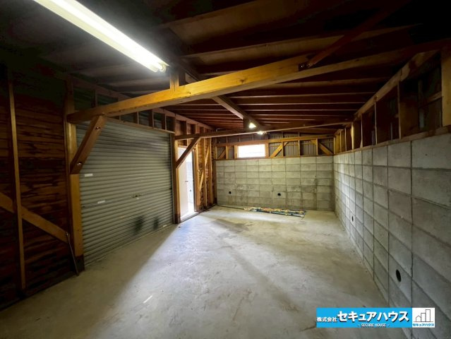 【中古戸建】日進市香久山5丁目のその他|【倉庫】
◆車が趣味の方には天候に左右されずに車をいじることができるため嬉しいポイントです。
◆スノーボードの板谷、お子様の遊ぶ用具なども収納できる広々とした倉庫です。　　　　　　　　　　　　　　　　