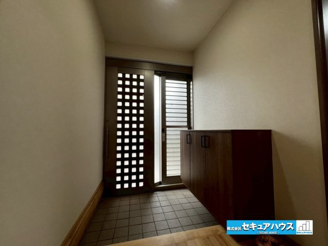 【中古戸建】日進市香久山5丁目の玄関|【玄関】
◆光が差し込み明るいです。気分も晴れやかになりますね。
◆玄関には、収納力のあるシューズボックスがございます。玄関まわりがすっきり片付きます。　