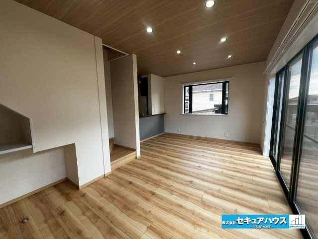 【中古戸建】日進市香久山5丁目の居間・リビング|【LDK】
◆家族揃ってリビングで過ごすお休みの日が、楽しみになる場所となることでしょう。
対面式のオープンキッチンは、家事をしながら家族の様子が一目でわかる安心＆便利設備♪