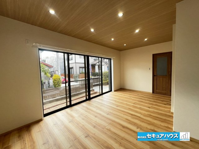 【中古戸建】日進市香久山5丁目の居間・リビング|【LDK17帖】
◆大きな窓から太陽光を取り入れるため明るいリビングになっております。
◆ダウンライトは天井に埋め込むため空間がすっきりと広く見え、高いインテリア性を実現しています。　　　　　　　　　
