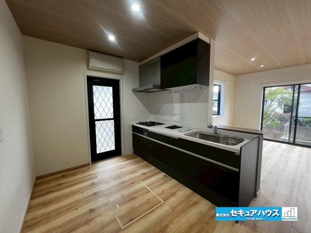 【中古戸建】日進市香久山5丁目のキッチン|【対面式キッチン】
◆広々としたキッチンスペースのため背面にカップボードを設置することも可能です。
◆勝手口付きのキッチンの為、ゴミ捨てもスムーズに行うことが出来ます。　　　　　　　　　　　　　　　　
