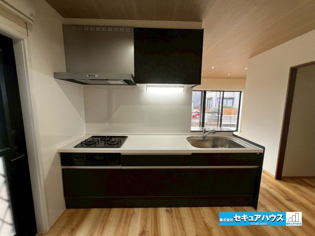 【中古戸建】日進市香久山5丁目のキッチン|【キッチン】
◆同時にたくさんの料理が調理できる。「焼く・蒸す・煮る」の工程を同時進行で進めることができるので、料理を素早く作ることができます。
◆スマートレンジフードの為お手入れも楽々です。　　　　
