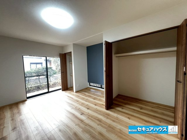 【中古戸建】日進市香久山5丁目の洋室|【1階8.5帖の洋室】
◆1階の洋室は階段の上り下りが不要なお部屋の為将来にも役立ちます♪
◆大きなクローゼットに合わせて広々とした納戸付きのお部屋です。
◆南西向きの為陽当たりも良好です♪　　　　　