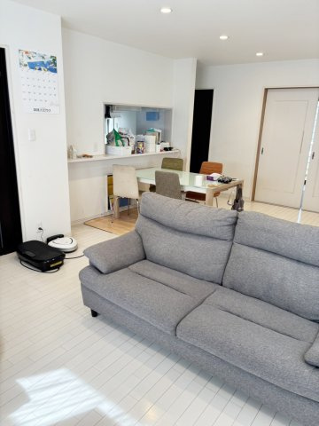 広島市佐伯区八幡5丁目　中古一戸建ての前面道路含む現地写真