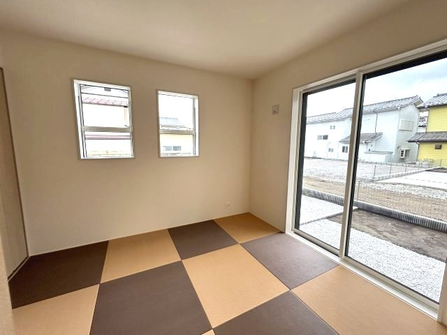 ブルーミングガーデン前橋市龍蔵寺町　2号棟の和室|1階和室5.25帖です。い草香る和室はくつろぎスペースに最適ですよ♪