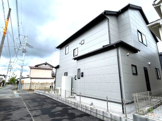 ブルーミングガーデン前橋市龍蔵寺町　2号棟の外観|前面道路含む現地写真です