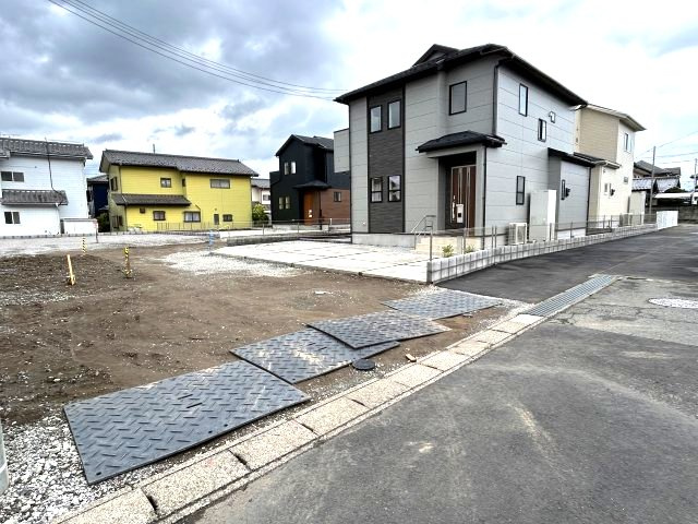 ブルーミングガーデン前橋市龍蔵寺町　2号棟の前面道路含む現地写真|前面道路含む現地写真です
